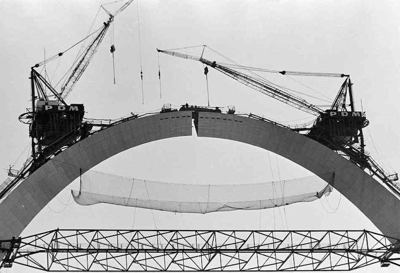Illustration for article titled Photos of Famous Landmarks While They Were Still Under Construction